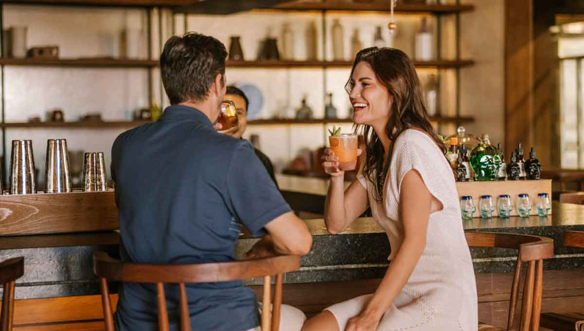 Pareja disfrutando el momento en bar Arribo 